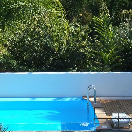 Fewo-strelitzia-im-gruenen-am-kleinen-see-direkt-am-strelitziengarten-mit-pool-grill-parkplatz アパート